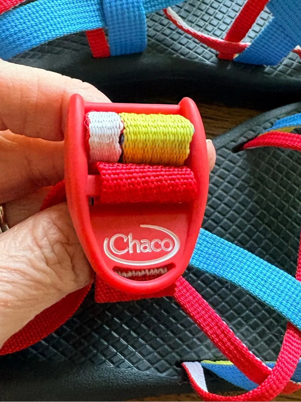 Chacos Cloud women’s 8 Blue, red & yellow Woodstock/Guitar Active Strap Sandals